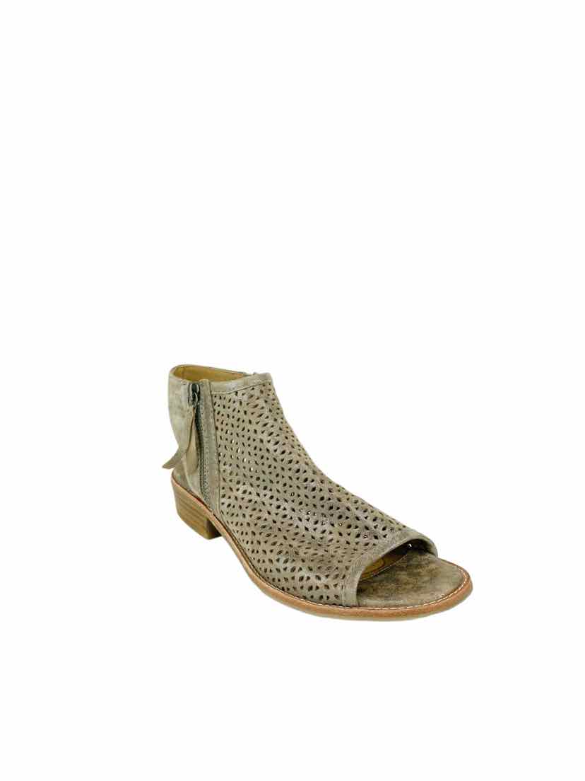 Natesa store perforated sandal